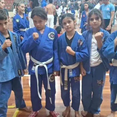 CRIANÇAS-JIU.JITSU-GOOGLE-IMAGENS-CRIANÇAS-UNIDAS-KIMONO-AZUL-GRANDE